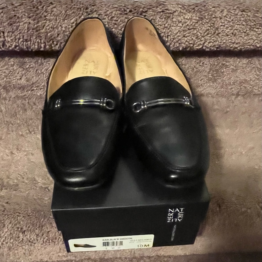 Women’s size 10M black Kari Loafers